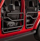 Detalhe da lateral do Jeep Gladiator Vermelho com destaque para as portas tubulares feitas com aço de 2 polegadas.