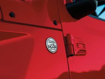 Detalhe do Badge Trail Rated na lateral do Jeep Gladiator 
