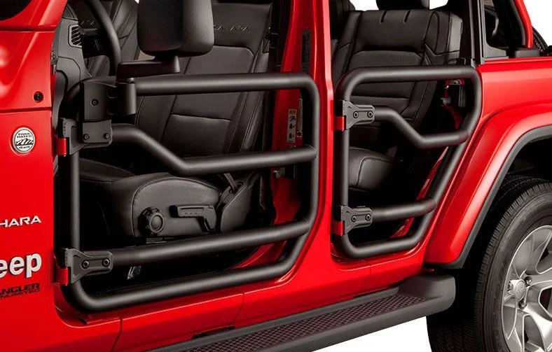 Detalhe da lateral do Jeep Gladiator Vermelho com destaque para as portas tubulares feitas com aço de 2 polegadas.
