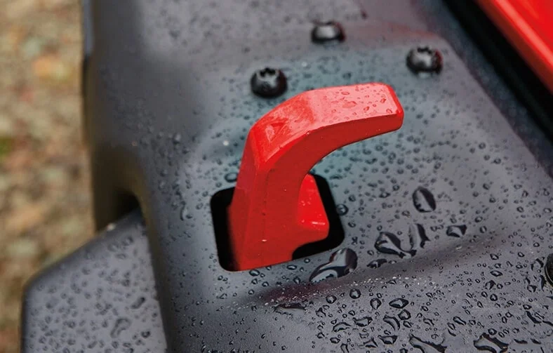 Detalhe do gancho de reboque no para-choque do Jeep Gladiator.