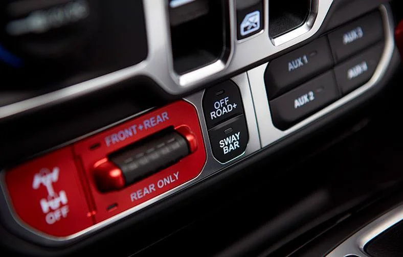 Detalhe do botão Off-Road Plus no Painel do Jeep Gladiator.